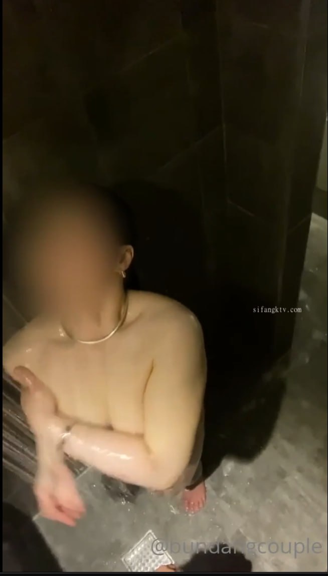 网红外围妹 妹纸太骚来劲加钟继续 蹲着埋头深喉口交 泰山压顶操的妹纸啊啊叫